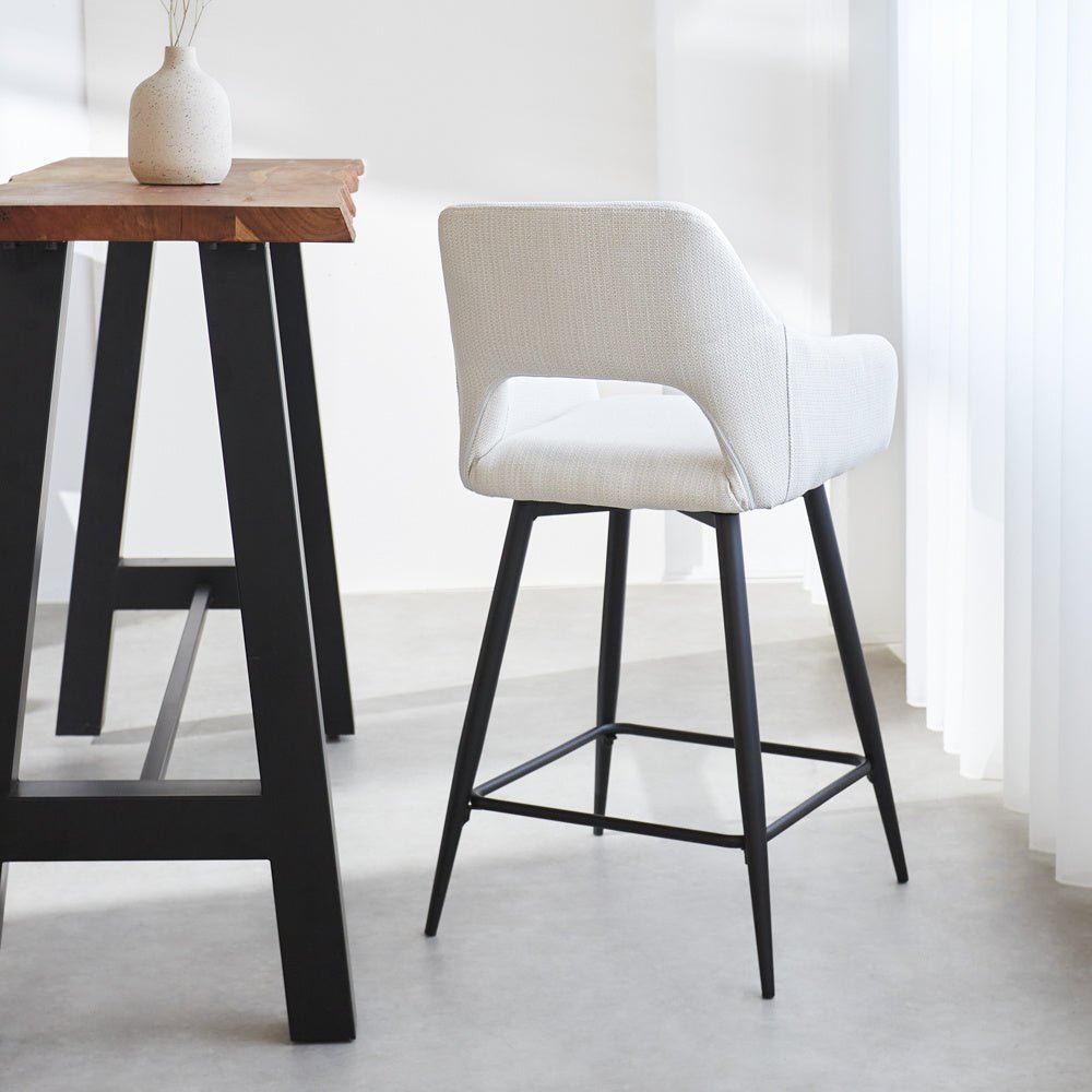 Barhocker Skye Dimehouse Weiß LxBxH 81x63x54 Stoff Stimmungsvolle Fotodiagonale Rückansicht