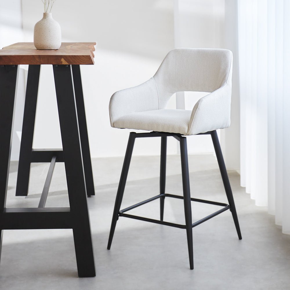Barhocker Skye Dimehouse Weiß LxBxH 81x63x54 Stoff Stimmungsvolles Foto diagonal von vorne