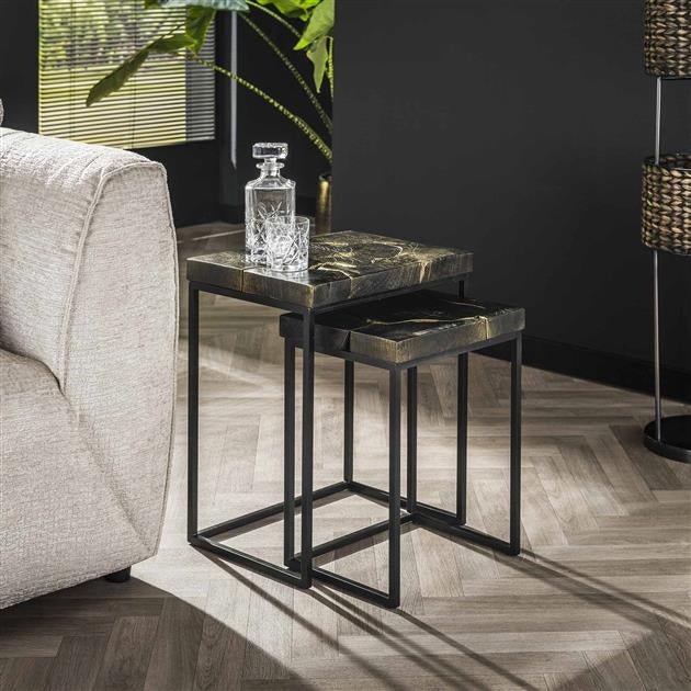 Beistelltisch Minette DH Interior Schwarz & Gold LxBxH 61x51x38 Teak Stimmungsvolles Foto diagonale Vorderansicht