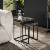 Beistelltisch Minette DH Interior Schwarz & Gold LxBxH 61x51x38 Teak Stimmungsvolles Foto diagonale Vorderansicht