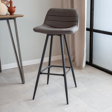 Barhocker Kenton Dimehouse Anthrazit LxBxH 84x54x49 Mikrofaser Stimmungsvolles Foto diagonal von vorne