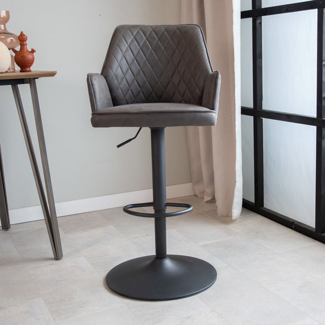 Barhocker Novan-Mikrofaser Dimehouse Anthrazit LxBxH 73x57x44 Stoff Stimmungsvolles Foto diagonal von vorne