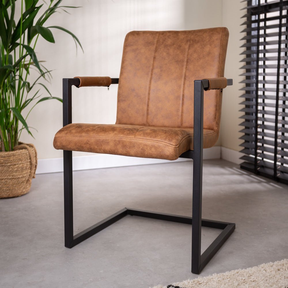 Esszimmerstuhl Jackson Dimehouse Cognac LxBxH 71x58x54 Stoff Stimmungsvolles Foto diagonale Vorderansicht