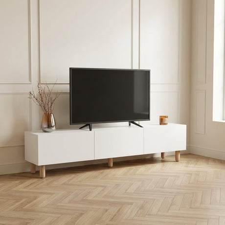 Modern TV-Möbel Alvin weiß mit Holzbeinen 180 cm – AI Restyle im minimalistischen Interieur mit Fischgrätenboden