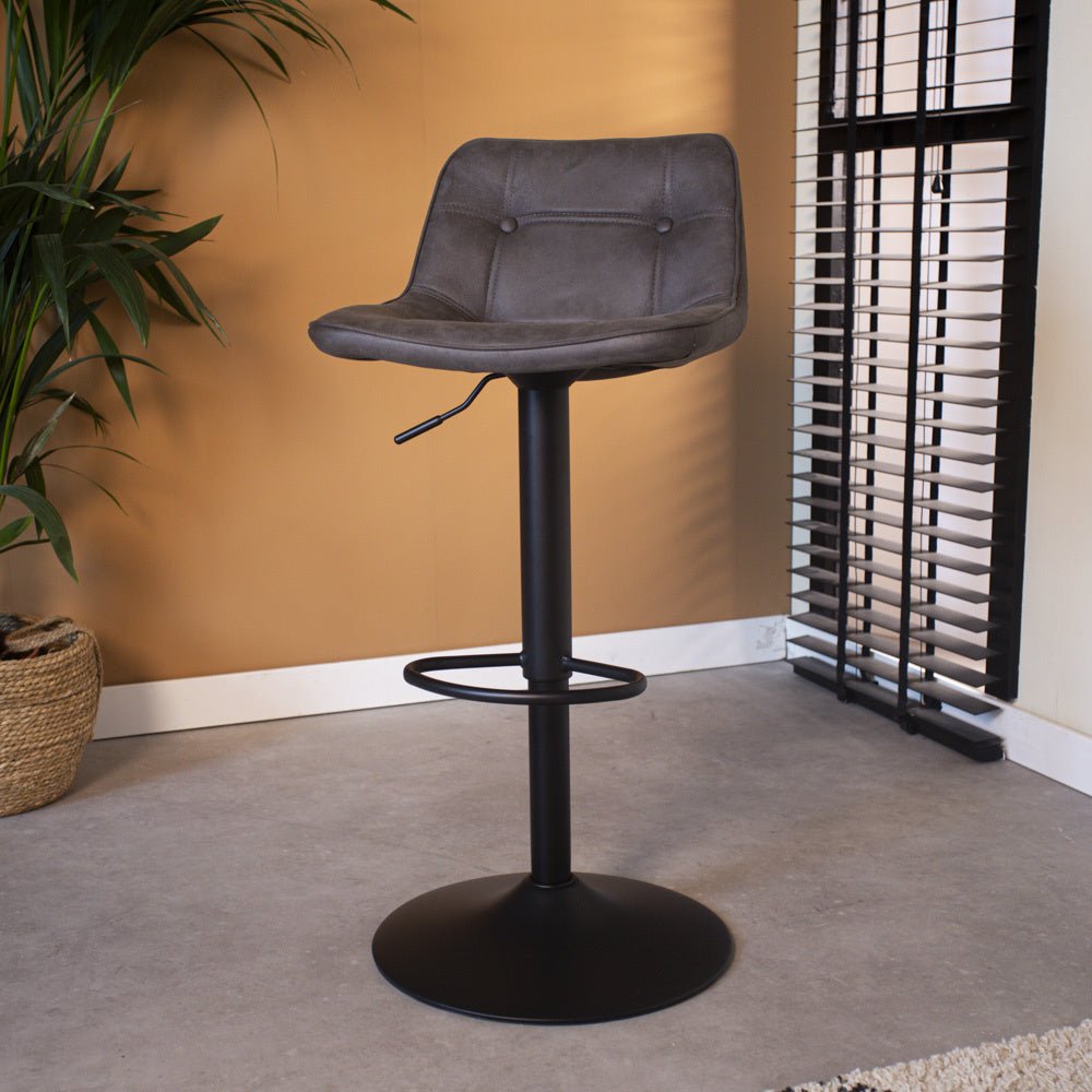 Barhocker Keston Dimehouse Anthrazit LxBxH 82x52x39 Mikrofaser Stimmungsvolles Foto diagonal von vorne