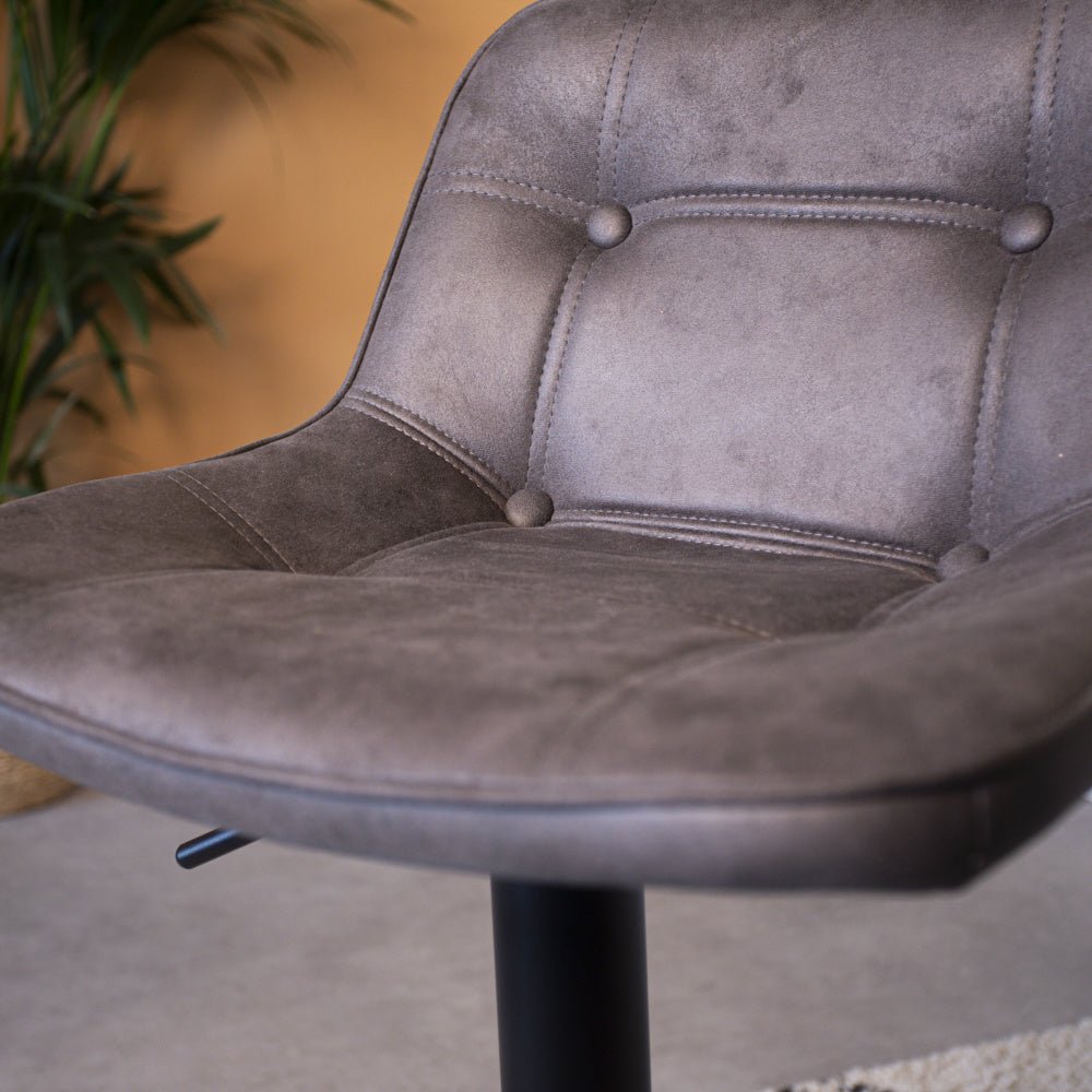 Barhocker Keston Dimehouse Anthrazit LxBxH 82x52x39 Mikrofaser Stimmungsvolles Fotodetail