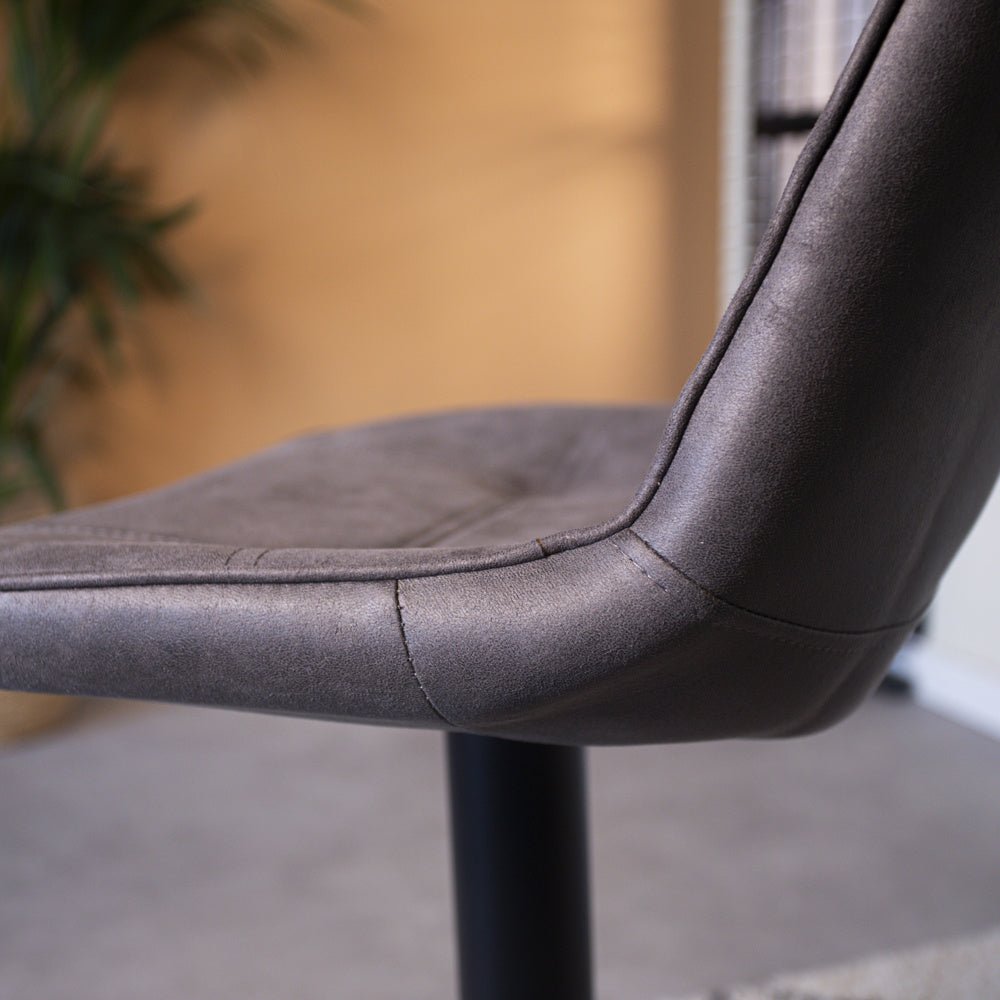 Barhocker Keston Dimehouse Anthrazit LxBxH 82x52x39 Mikrofaser Stimmungsvolles Fotodetail