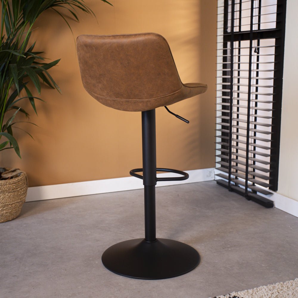 Barhocker Keston Dimehouse Cognac LxBxH 82x52x39 Mikrofaser Stimmungsvolles Foto diagonale Rückansicht