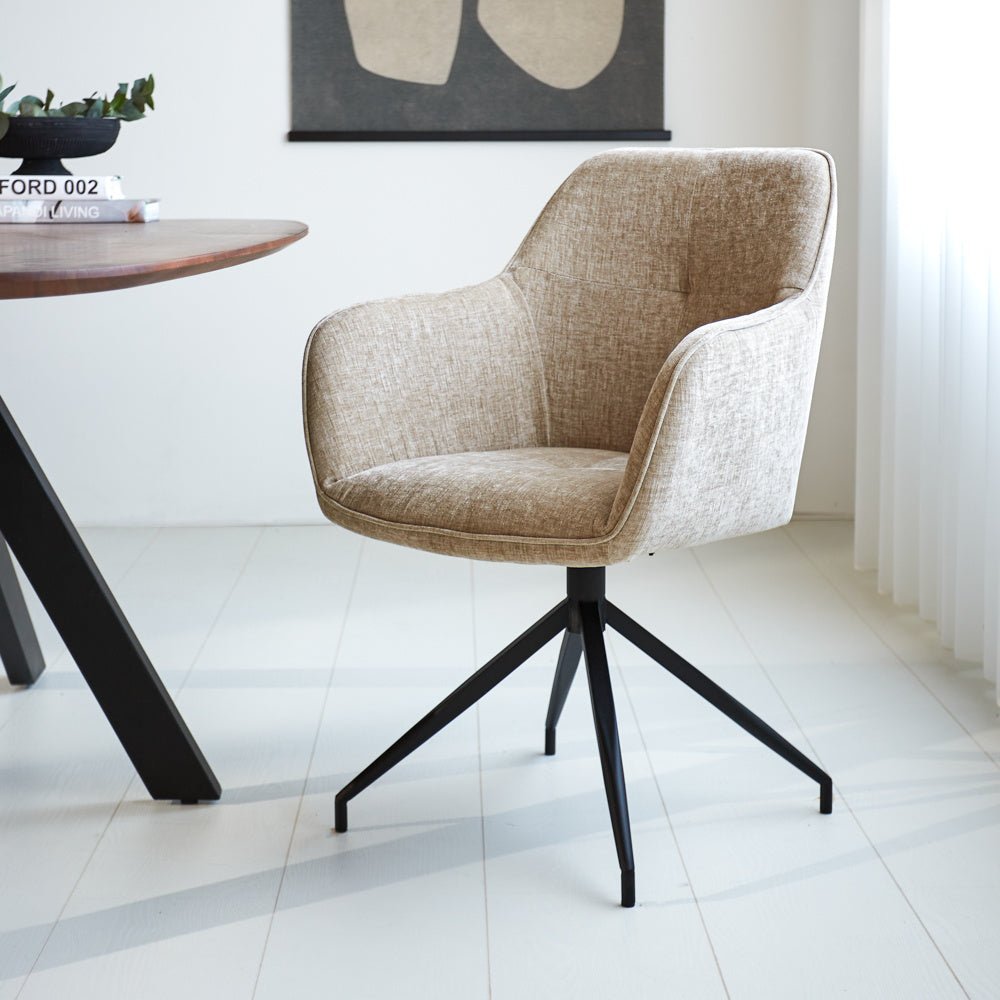 Esszimmerstuhl Camiel Dimehouse Beige LxBxH 62x61x54 Stoff Stimmungsvolles Foto diagonale Vorderansicht
