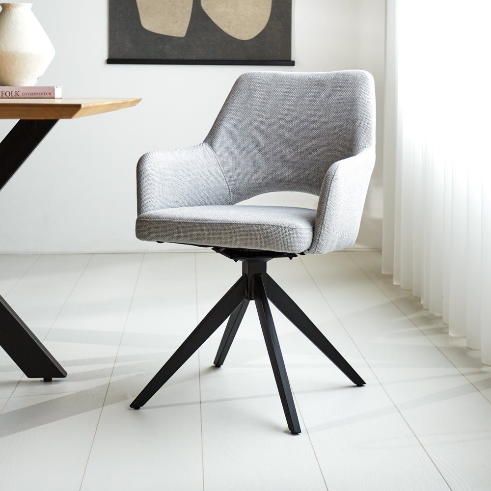 Esszimmerstuhl Sid Dimehouse Grau LxBxH 59x56x53 Stoff Stimmungsvolles Foto diagonal von vorne