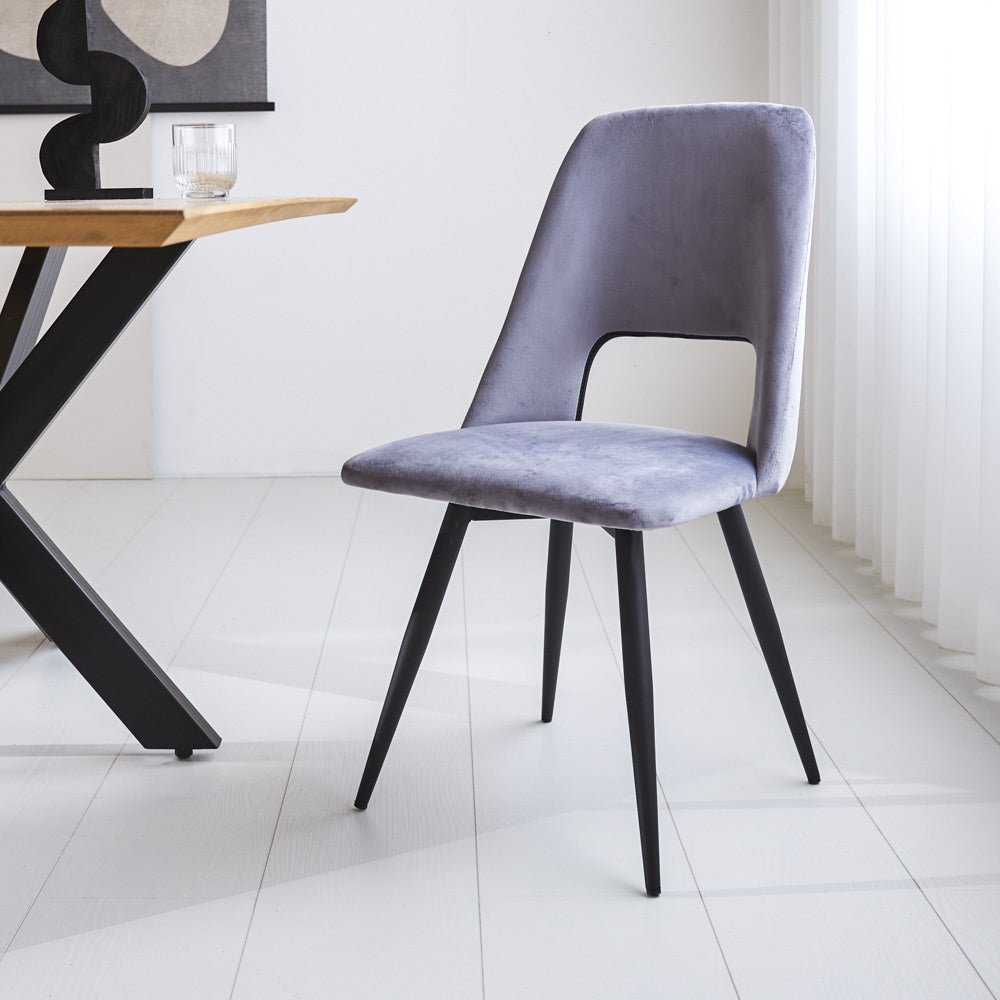 Esszimmerstuhl Mila Dimehouse Grau LxBxH 66x57x49 Stoff Stimmungsvolles Foto diagonal von vorne