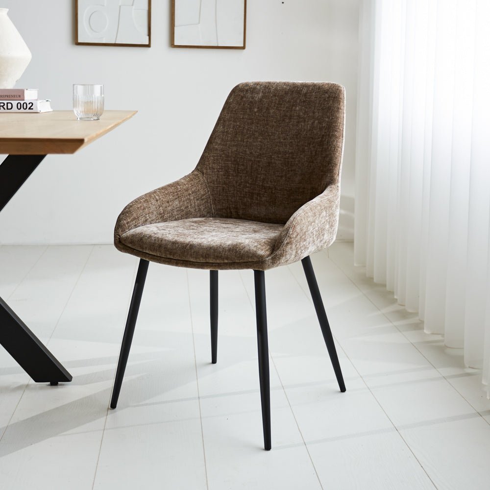 Esszimmerstuhl Elle Dimehouse Taupe LxBxH 64x61x56 Stoff Stimmungsvolles Foto diagonal von vorne