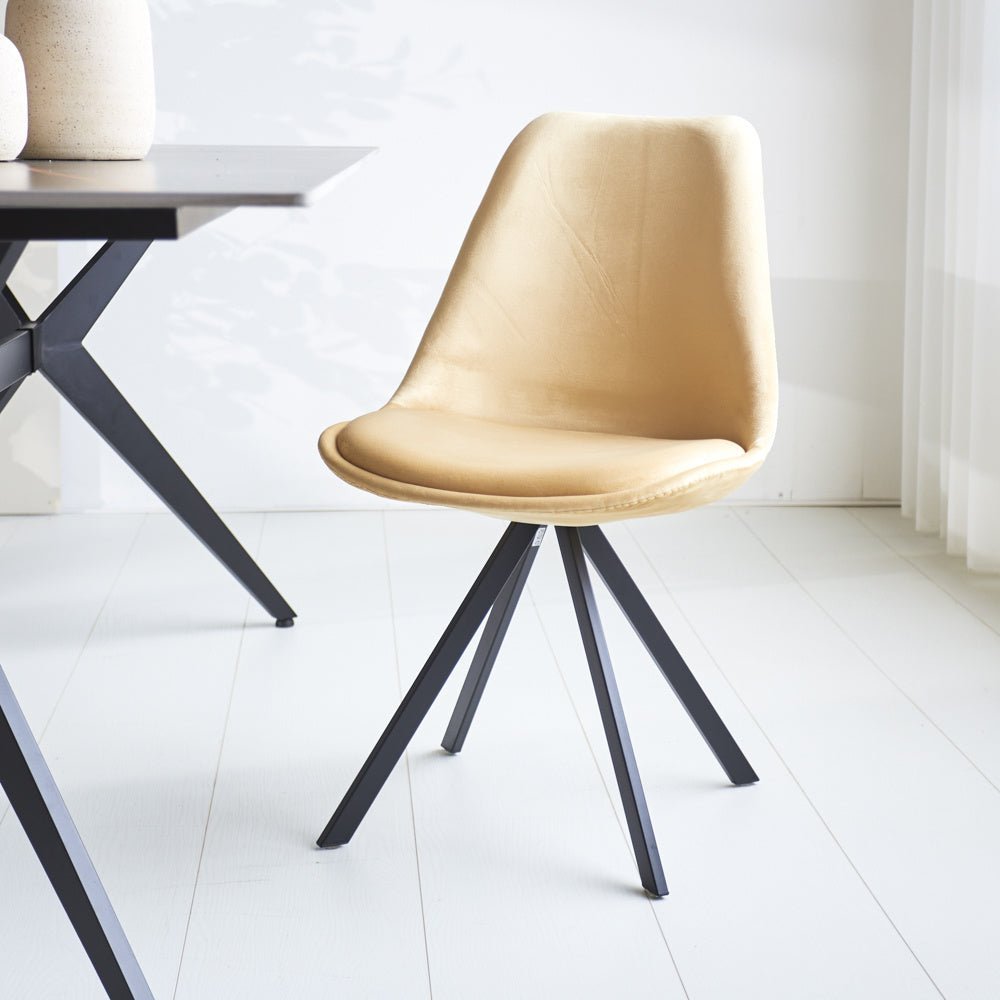 Esszimmerstuhl Jace Dimehouse Beige LxBxH 70x58x53 Stoff Stimmungsvolles Foto diagonale Vorderansicht