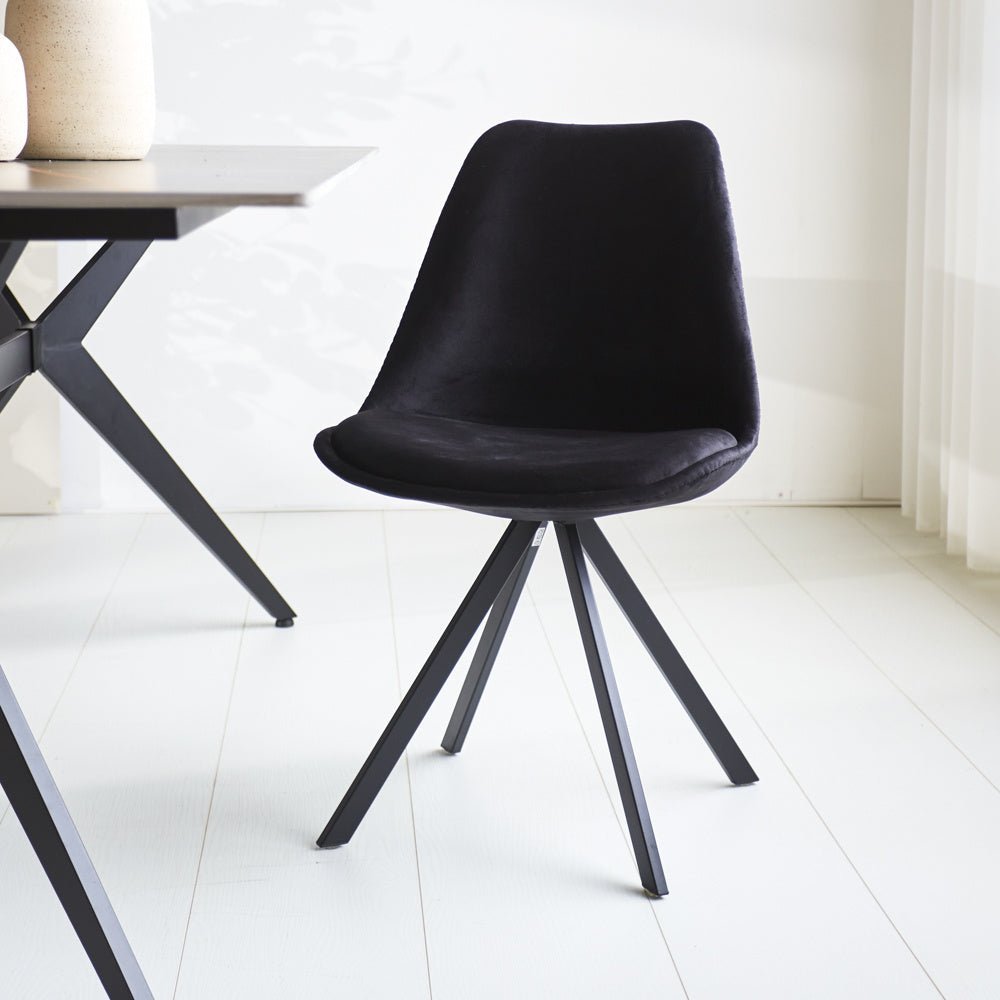 Esszimmerstuhl Jace Dimehouse Schwarz LxBxH 70x58x53 Stoff Stimmungsvolles Foto diagonal von vorne