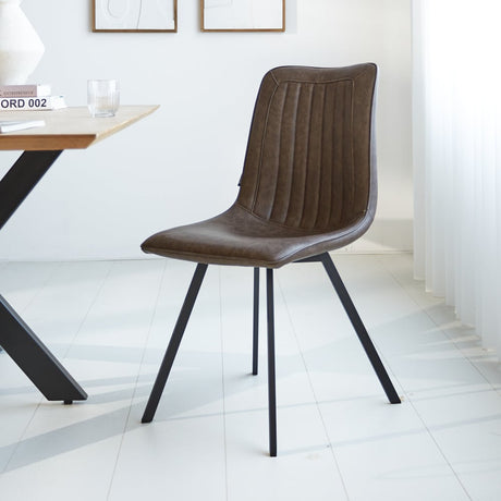 Esszimmerstuhl Jimmy Kunstleder Dimehouse Taupe LxBxH 75x57x51 Kunstleder Stimmungsvolles Foto schräge Vorderansicht
