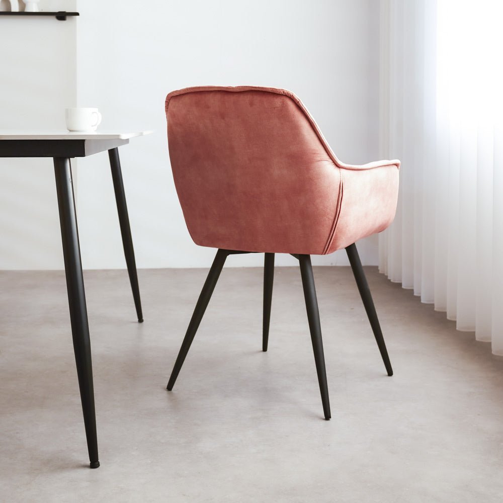 Esszimmerstuhl Audrey Dimehouse Rosa LxBxH 71x68x49 Stoff Stimmungsvolles Foto diagonale Rückansicht