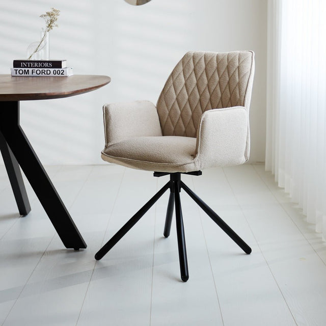 Esszimmerstuhl Novan Bouclé Dimehouse Beige LxBxH 67x59x57 Stoff Stimmungsvolles Foto diagonale Vorderansicht