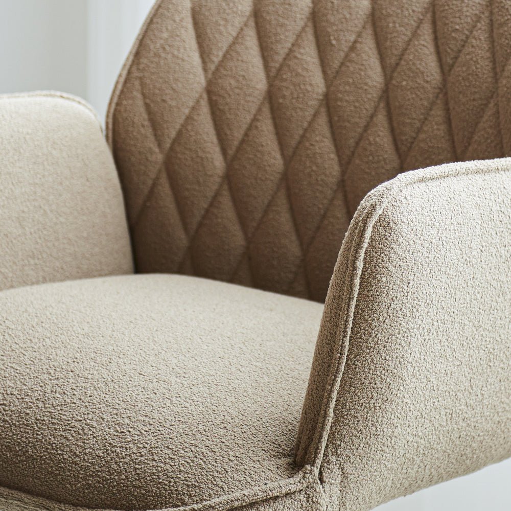 Esszimmerstuhl Novan Bouclé Dimehouse Taupe LxBxH 67x59x57 Stoff Stimmungsvolles Fotodetail