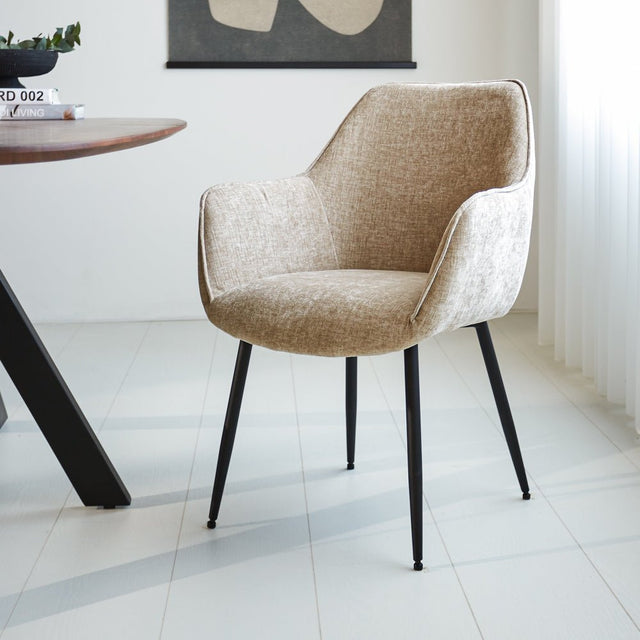 Esszimmerstuhl Sev Dimehouse Beige LxBxH 68x62x61 Stoff Stimmungsvolles Foto diagonale Vorderansicht
