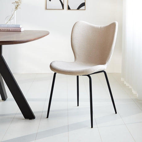 Esszimmerstuhl Sia Dimehouse Beige LxBxH 72x55x51 Stoff Stimmungsvolles Foto diagonale Vorderansicht