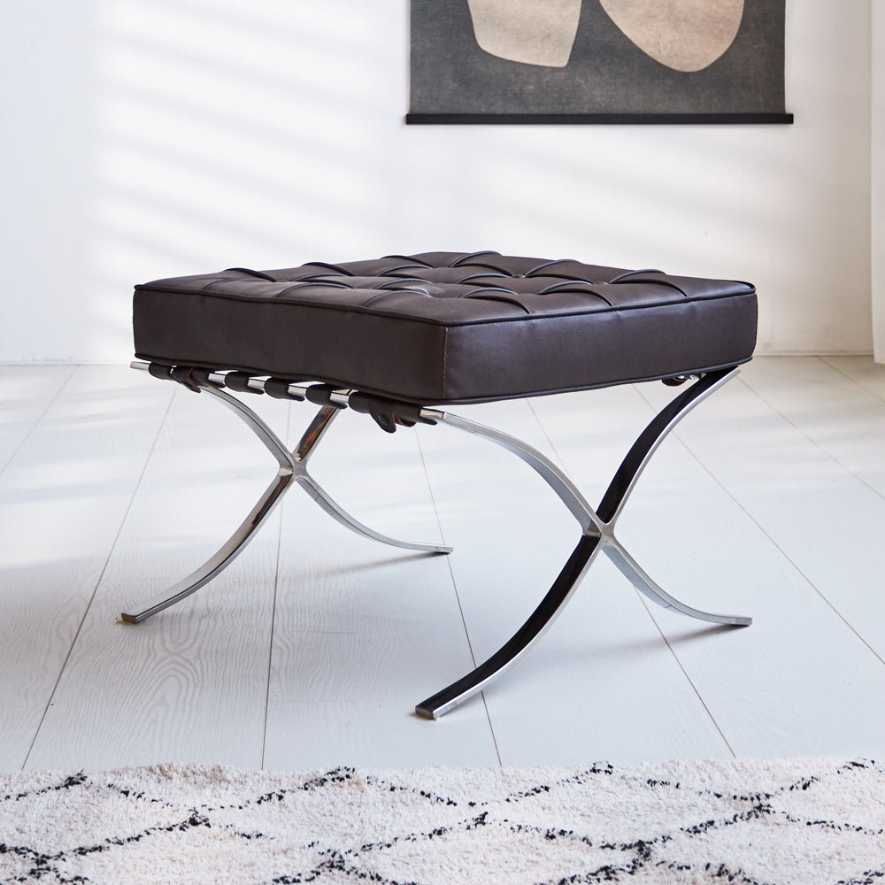 Fußhocker Expo Premium Dimehouse Schwarz LxBxH 63x62x36 Leder Stimmungsvolles Foto diagonal von vorne