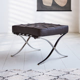 Fußhocker Expo Premium Dimehouse Schwarz LxBxH 63x62x36 Leder Stimmungsvolles Foto diagonal von vorne