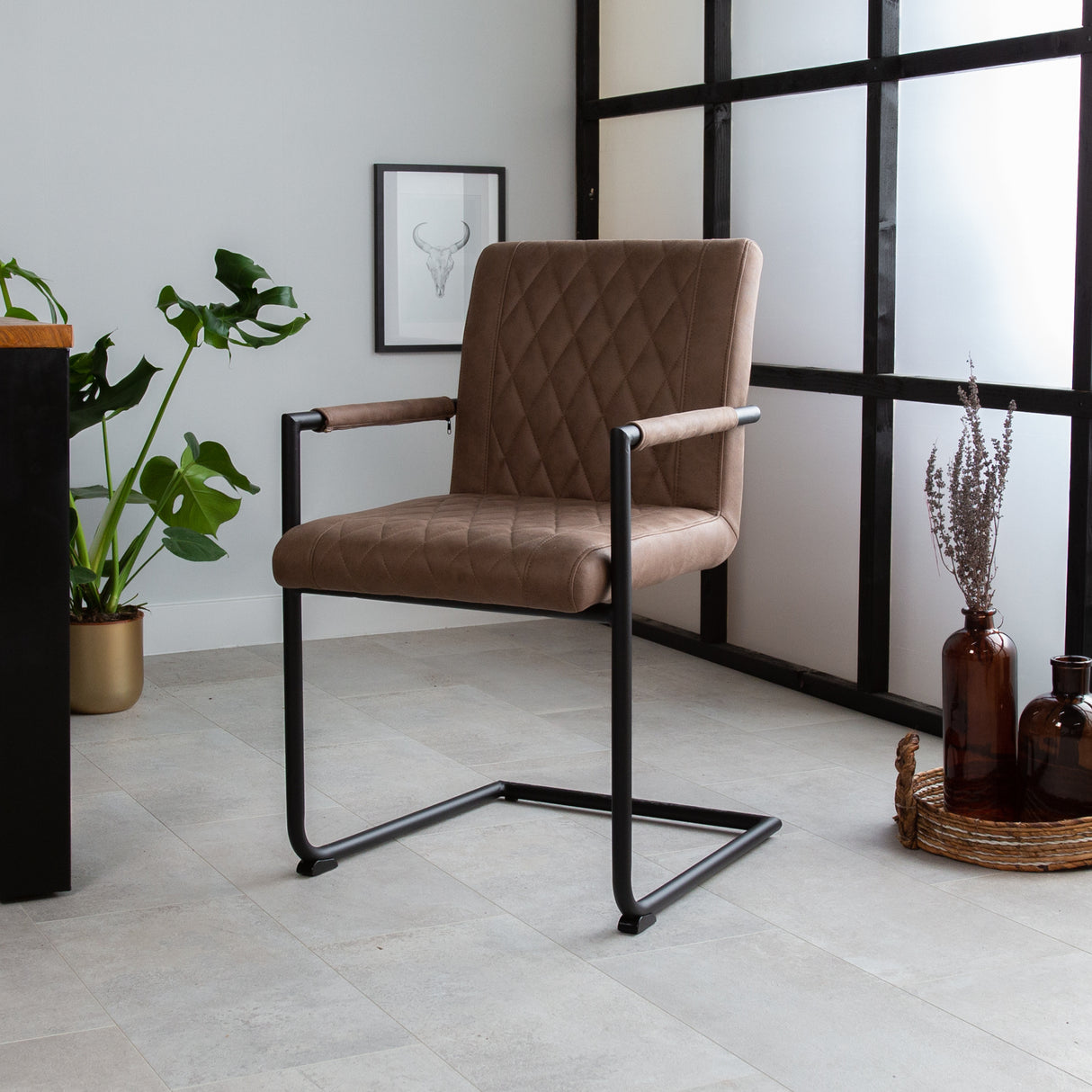 Esszimmerstuhl Dean Dimehouse Taupe LxBxH 70x58x57 Stoff Stimmung Foto schräg von vorne