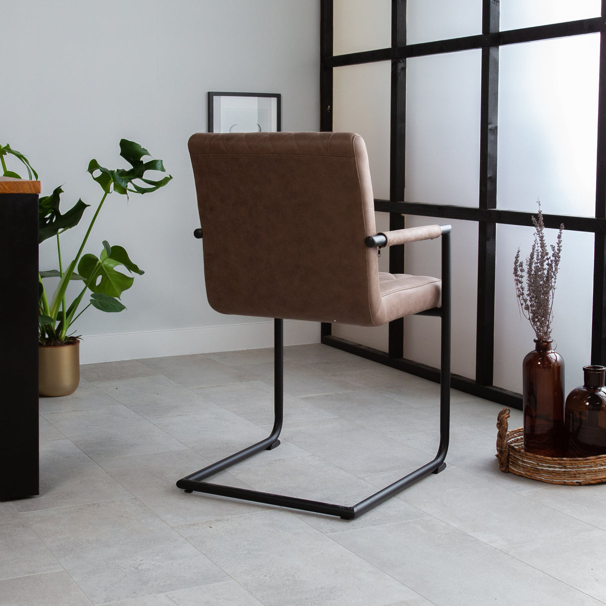 Esszimmerstuhl Dean Dimehouse Taupe LxBxH 70x58x57 Stoff Stimmung Foto schräg von hinten
