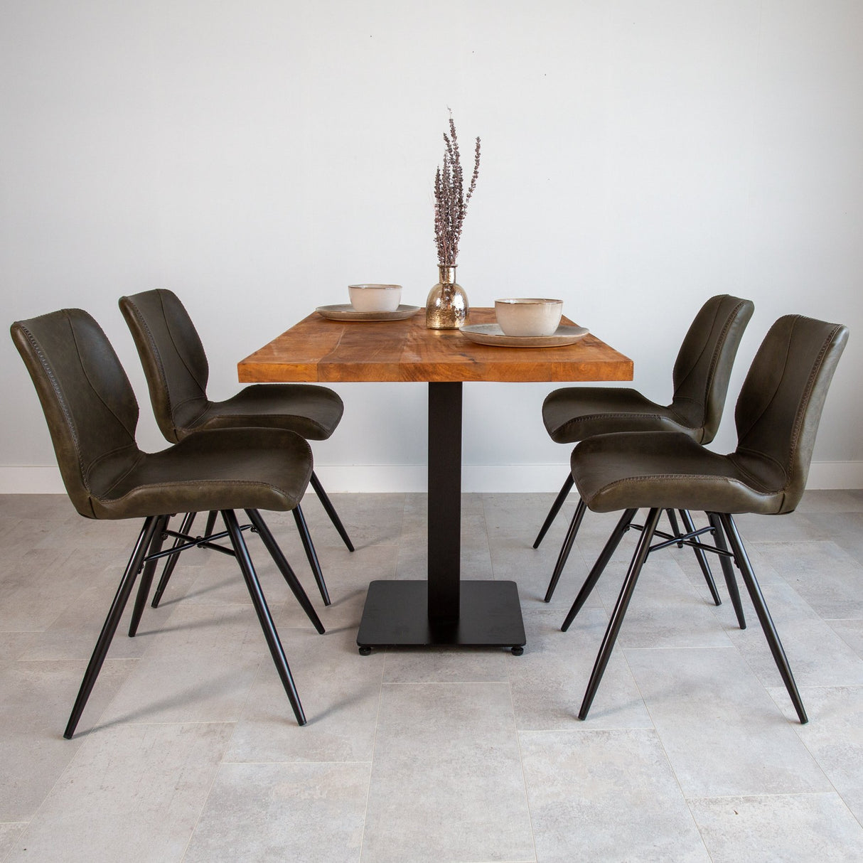 Esstisch Bistrotisch Rechteck Dimehouse Braun LxBxH 126x76x7 Mangoholz Stimmungsvolles Foto von vorne