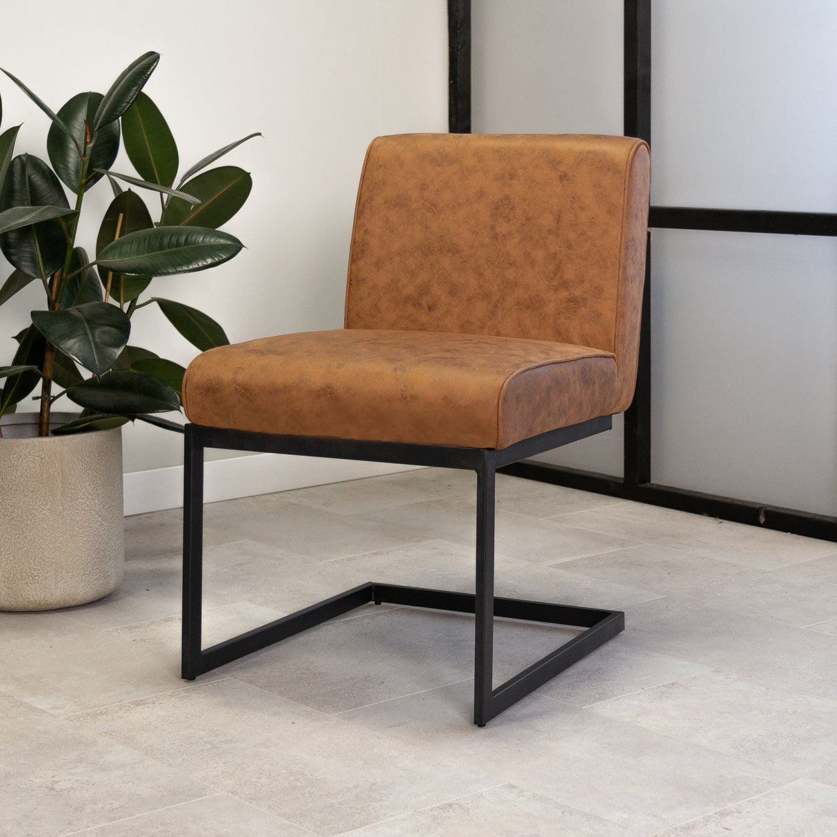 Esszimmerstuhl Nathan Dimehouse Cognac LxBxH 75x62x56 Stoff Stimmungsvolles Foto diagonale Vorderansicht