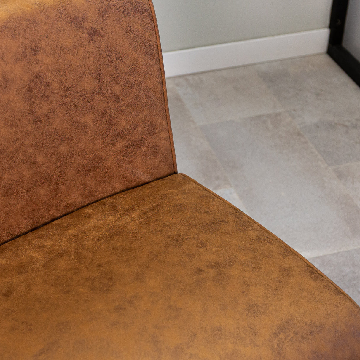 Esszimmerstuhl Nathan Dimehouse Cognac LxBxH 75x62x56 Stoff Stimmungsvolles Fotodetail