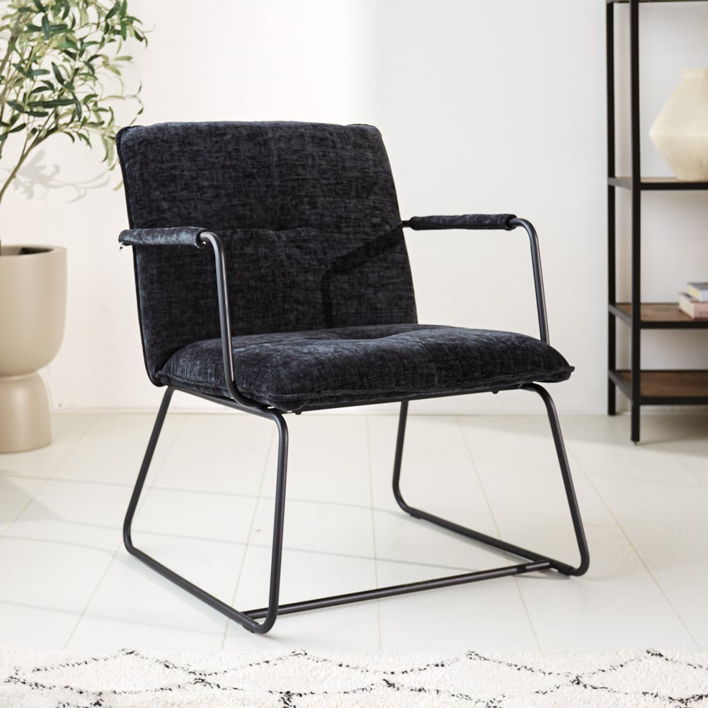 Sessel Hailey Chenille Dimehouse Schwarz LxBxH 66x64x37 Stoff Stimmungsvolles Foto diagonal von vorne