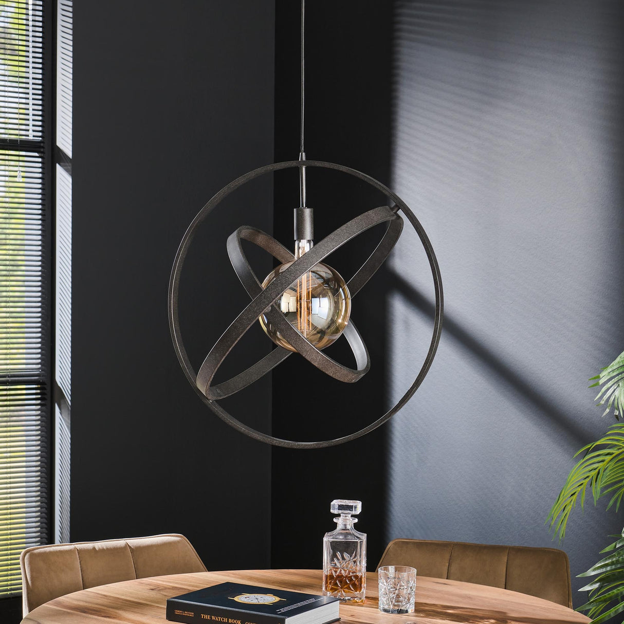Hängelampe Diana DH Interior Schwarz LxBxH 67x67x17 Metall Stimmungsvolles Foto diagonale Vorderansicht