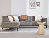 Sofa Chloe DeGeBe Taupe Stoff Stimmungsvolles Foto diagonale Vorderansicht