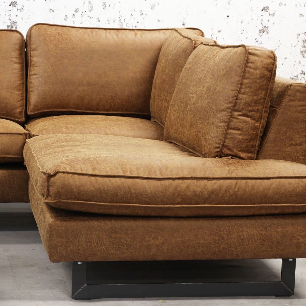 Sofa Tulin DeGeBe Cognac Stoff Stimmungsvolles Foto Vorderansicht