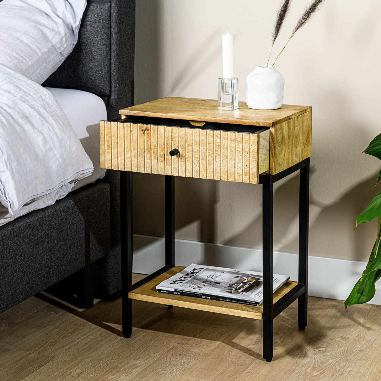 Nachttisch Noah DH Interior Schwarz, Braun Mangoholz Stimmungsvolles Foto diagonal von vorne