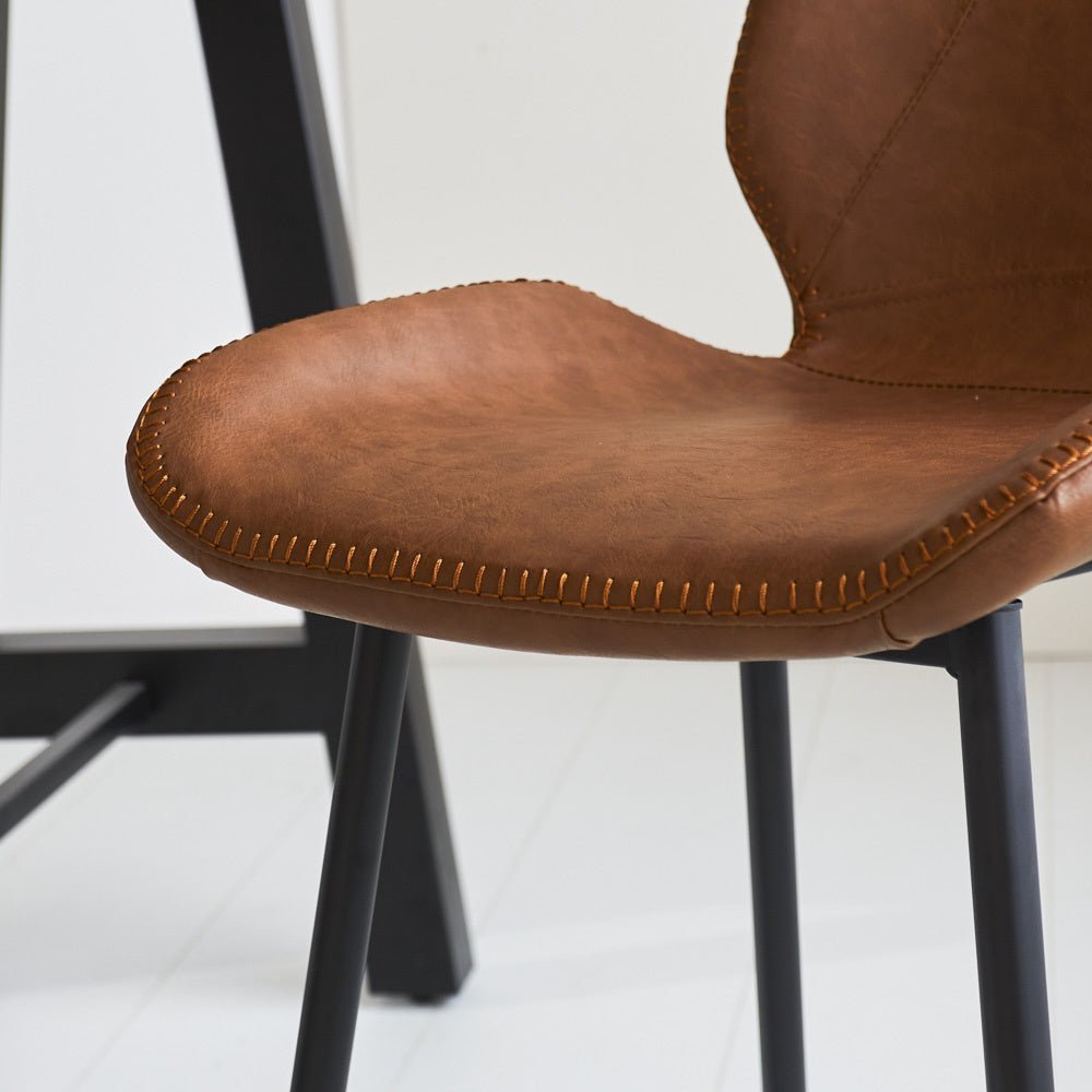 Barhocker Schönes Kunstleder Dimehouse Cognac LxBxH 84x54x52 Kunstleder Stimmungsvolles Fotodetail