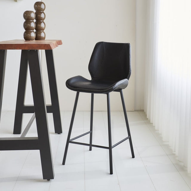 Barhocker Schönes Kunstleder Dimehouse Schwarz LxBxH 84x54x52 Kunstleder Stimmungsvolles Foto diagonal von vorne
