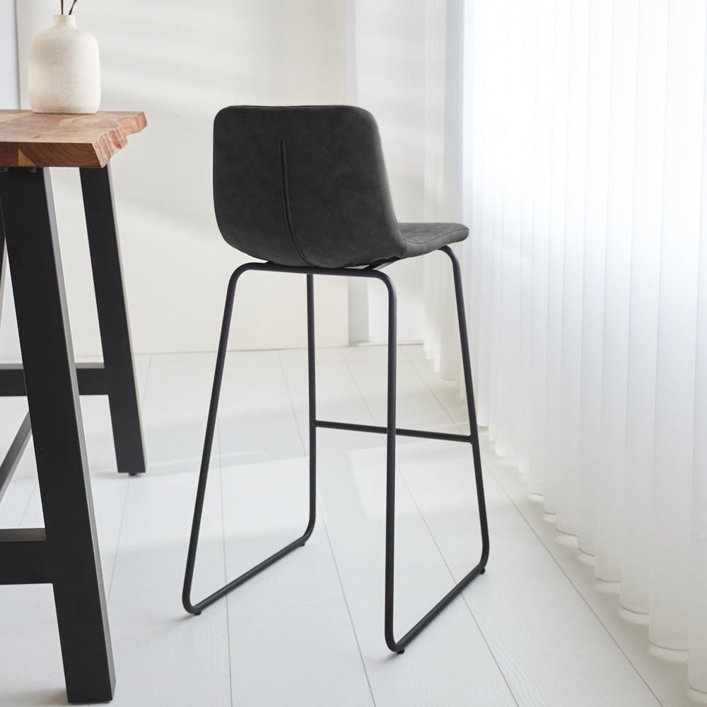 Barhocker Brentt Dimehouse Anthrazit LxBxH 84x60x49 Mikrofaser Stimmungsvolle Fotodiagonale Rückansicht