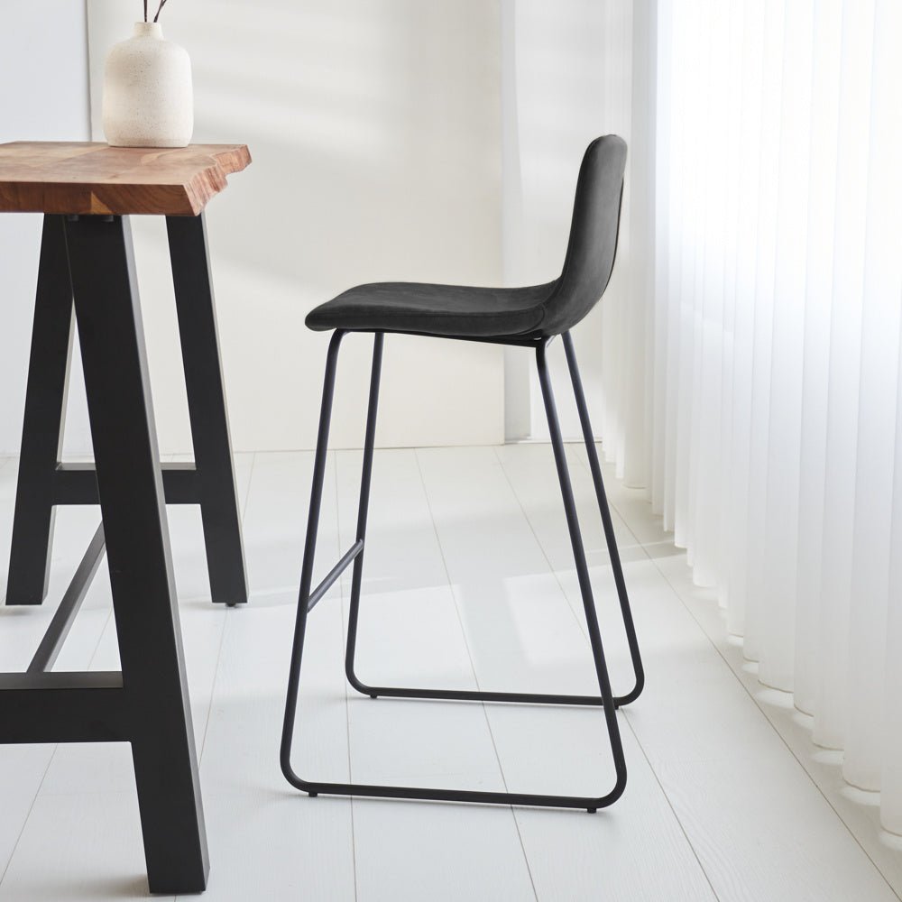 Barhocker Brentt Dimehouse Anthrazit LxBxH 84x60x49 Mikrofaser Stimmungsvolle Foto-Seitenansicht