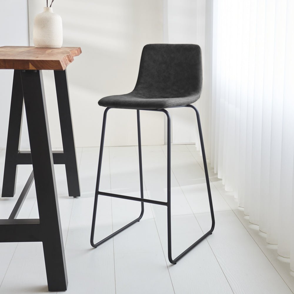 Barhocker Brentt Dimehouse Anthrazit LxBxH 84x60x49 Mikrofaser Stimmungsvolles Foto diagonal von vorne