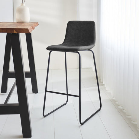 Barhocker Brentt Dimehouse Anthrazit LxBxH 84x60x49 Mikrofaser Stimmungsvolles Foto diagonal von vorne