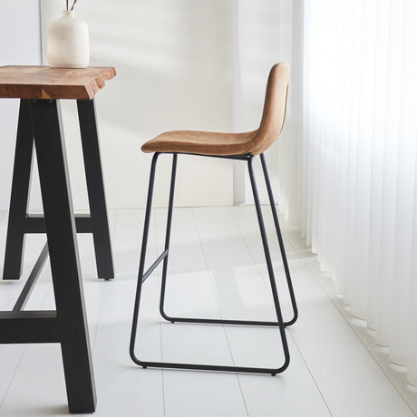 Barhocker Brentt Dimehouse Cognac LxBxH 84x60x49 Mikrofaser Stimmungsvolles Foto Seitenansicht