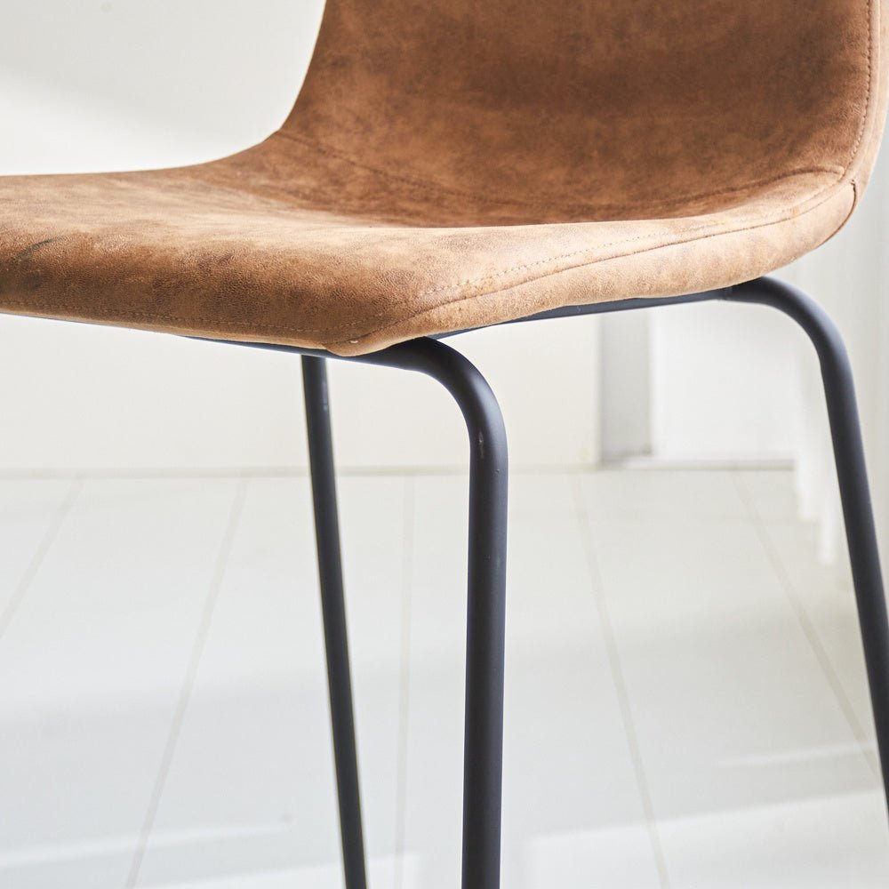 Barhocker Brentt Dimehouse Cognac LxBxH 84x60x49 Mikrofaser Stimmungsvolles Fotodetail