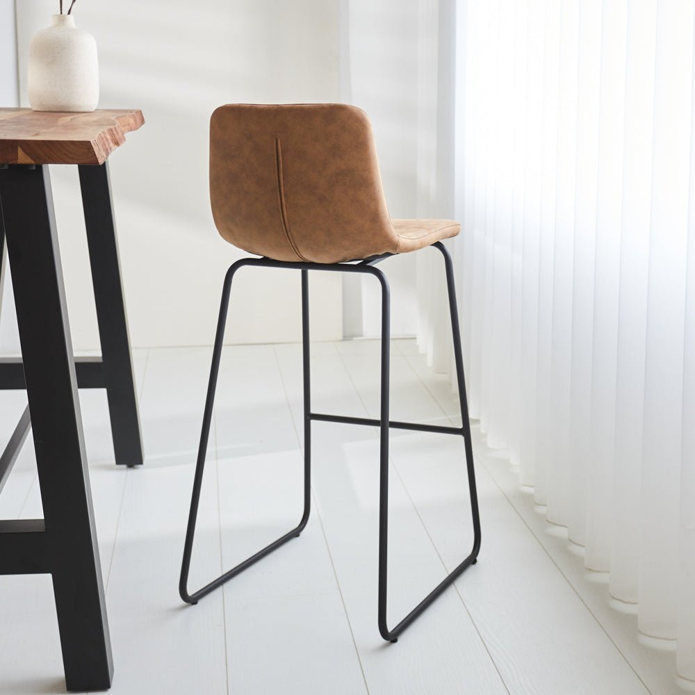 Barhocker Brentt Dimehouse Cognac LxBxH 84x60x49 Mikrofaser Stimmungsvolles Foto diagonale Rückansicht