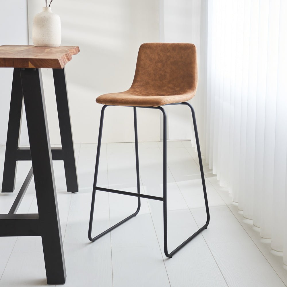 Barhocker Brentt Dimehouse Cognac LxBxH 84x60x49 Mikrofaser Stimmungsvolles Foto diagonal von vorne