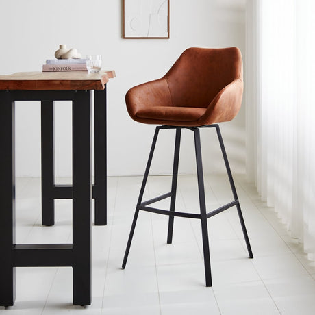 Barhocker Elise Ecoleather Dimehouse Cognac LxBxH 88x61x54 Öko-Leder Stimmungsvolles Foto diagonale Vorderansicht