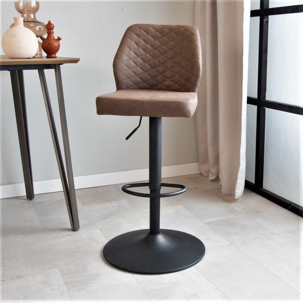 Barhocker Grizzly Dimehouse Taupe LxBxH 65x56x52 Mikrofaser Stimmungsvolles Foto diagonal von vorne