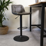 Barhocker Jason Dimehouse Anthrazit LxBxH 82x52x39 Kunstleder Stimmungsvolles Foto schräge Vorderansicht