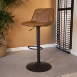 Barhocker Jason Dimehouse Cognac LxBxH 82x52x39 Kunstleder Stimmungsvolles Foto schräge Vorderansicht